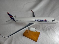 Aviao Airbus A320 Neo - Latam Airlines Brasil - 35cms - MAQUETE