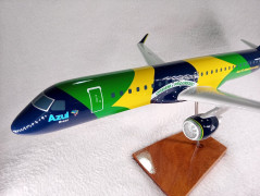 Aviao Embraer 195 - Azul Linhas Aereas - Bandeira do Brasil - MAQUETE