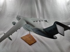 Aviao Embraer KC-390 - Pintura Versao de Demonstracao Embrae - MAQUETE Aviao Embraer KC-390 - Pintura Versao de Demonstracao Embrae - MAQUETE