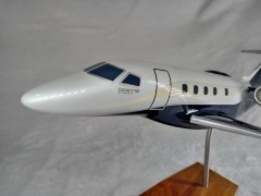 Aviao Embraer Legacy 450 - MLJ - MAQUETE Aviao Embraer Legacy 450 - MLJ - MAQUETE