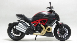 Moto Ducati Diavel Carbon - Escala 1/12 MAISTO